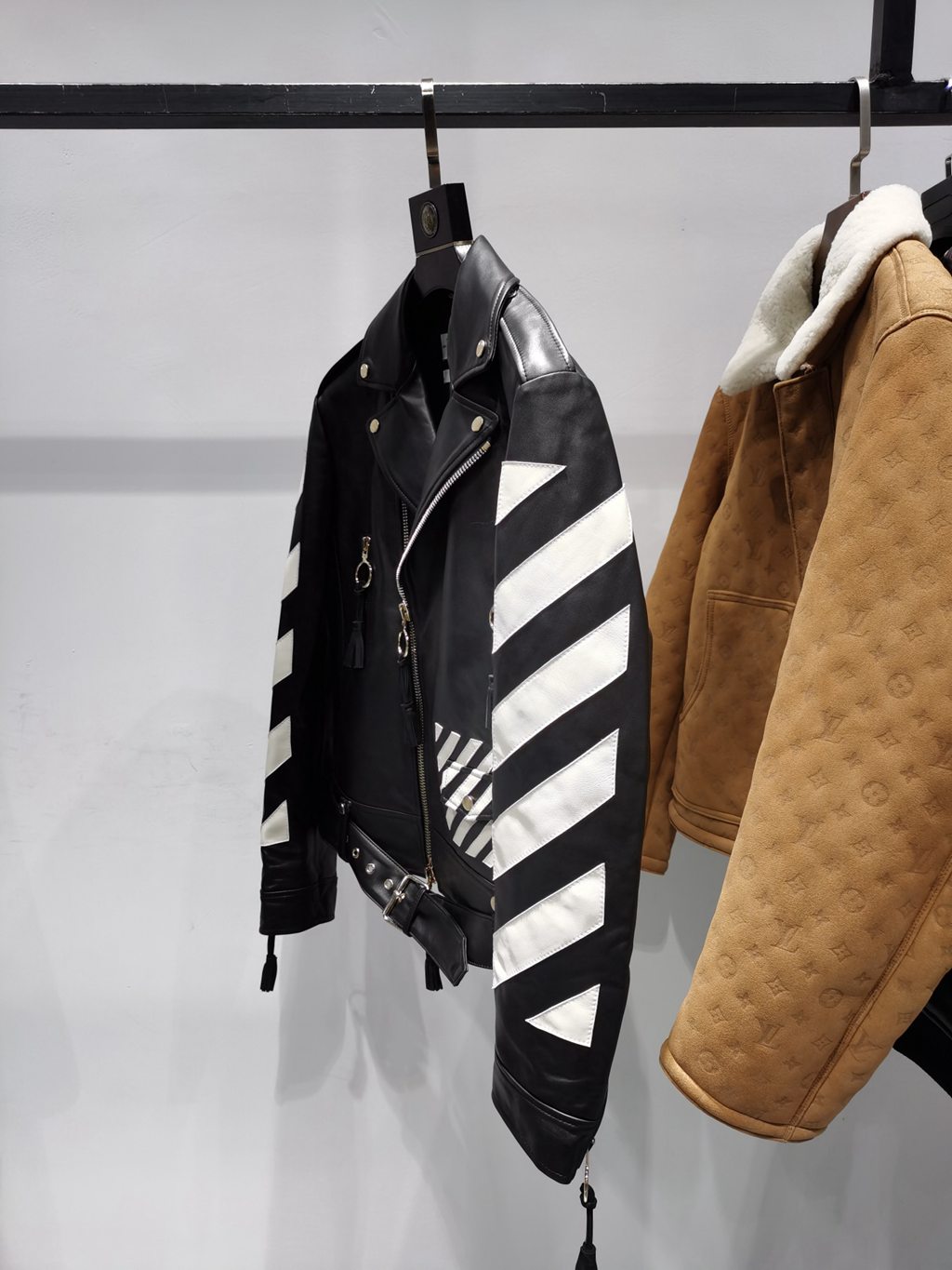 OFF-WHITE  CR1702